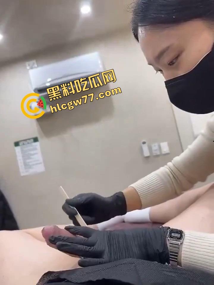小伙跑去韩国美容院找美女脱鸡巴毛,刚碰就硬,前列腺液直接射手上,真出国放飞!-10