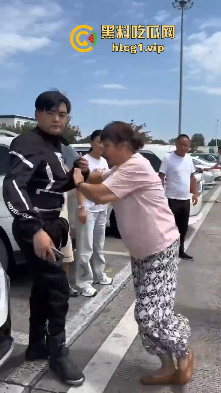 陕西汉中停车风波！男子遭一群老逼登堵车辱骂，扬言不删视频就弄死你！-4