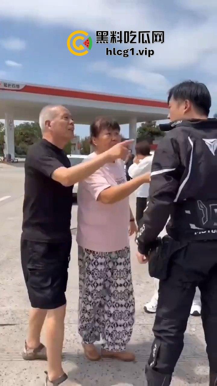 陕西汉中停车风波！男子遭一群老逼登堵车辱骂，扬言不删视频就弄死你！-7