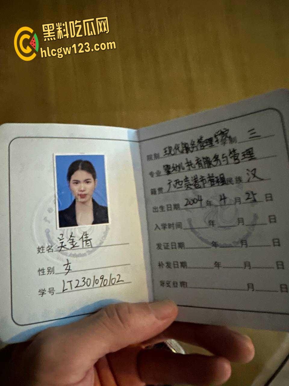 广西贵港04年【吴金倩】，反差骚货翘着屁股等着炮友后入，无套约炮成瘾 ！-1