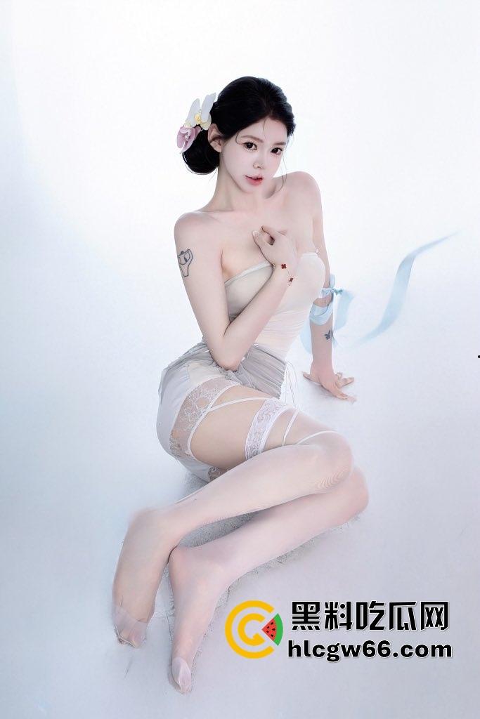 哈尔滨Ts骚妖【潘宁】细腰大奶爆菊撸屌两开花，长腿撸管边操边射，辣眼尤物谁敢信是大屌男！-2