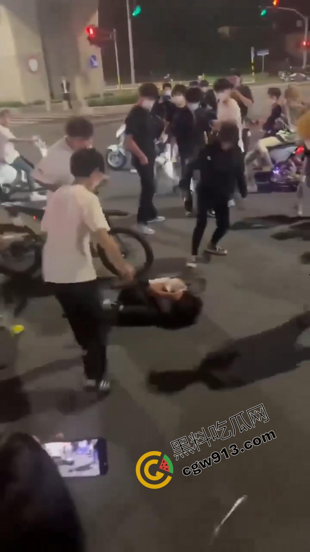 山东加油站恶性斗殴事件：精神小伙疯狂打砸，场面震撼堪比电影情节-7