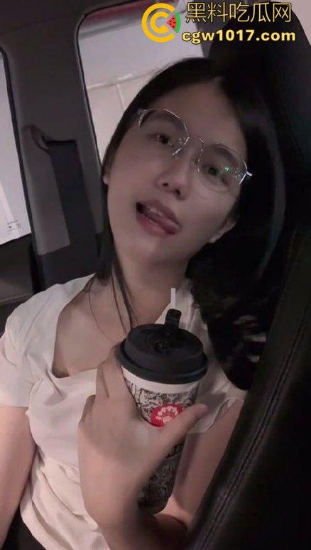 骚货女友在地下停车场坐在副驾驶上直接掰穴发情！撩裙勾魂，男主当场硬到差点停车猛干！-5