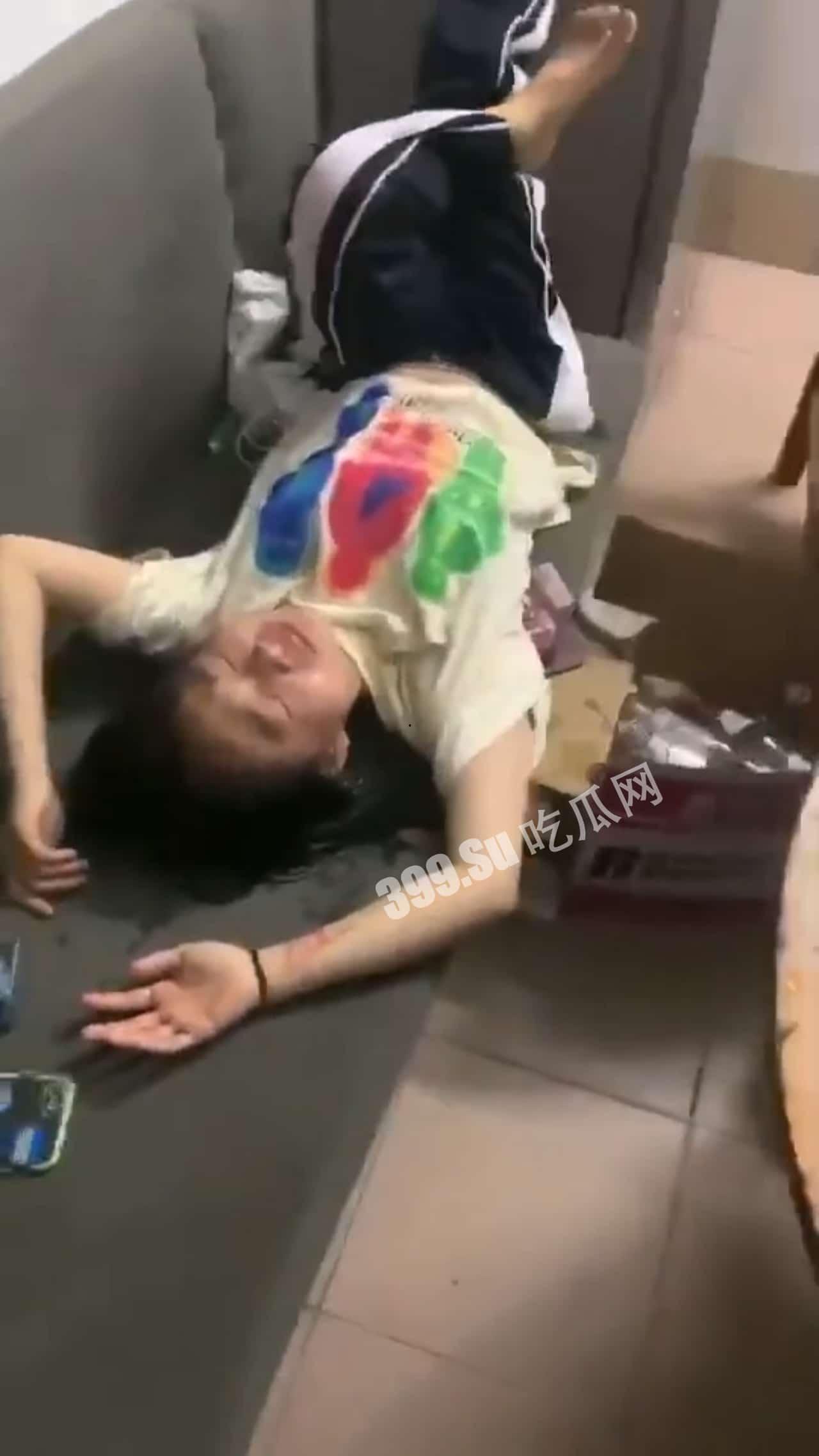 喝醉的女人 化身人体喷泉  丑态百出-2