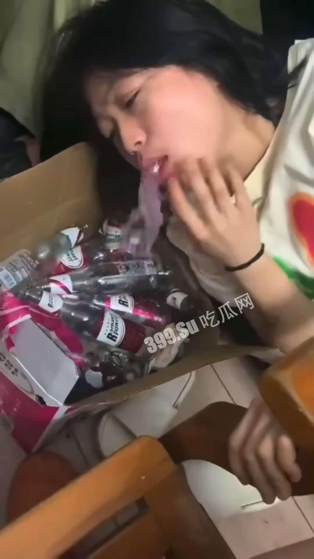 喝醉的女人 化身人体喷泉  丑态百出-3