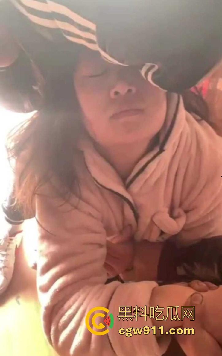 河南洛阳奸夫竟带小三回家偷情，真是猖狂到了极致，被原配携亲友团扒裤子围殴痛扁，嚣张的小三满脸不忿！-3