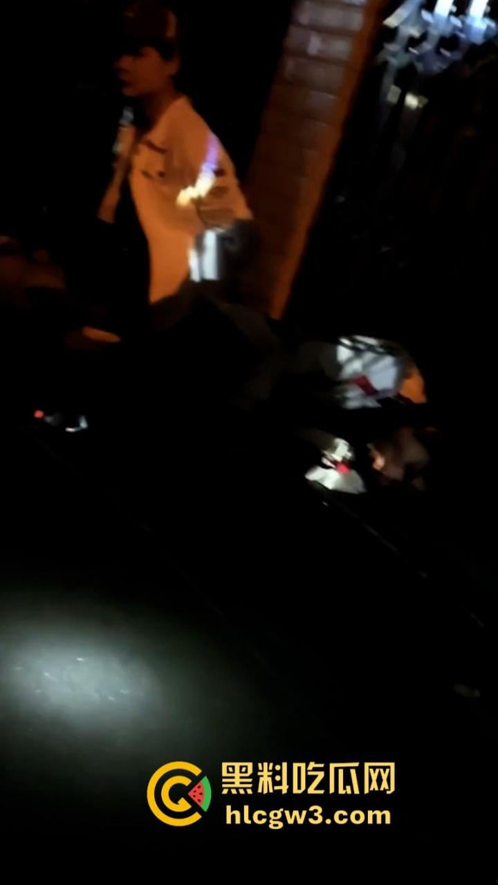 围观骚鸡无故被砍！柳州乐群路鸡婆被调戏 竟拿关刀砍死看热闹的吃瓜学生 ！死的好冤！-9