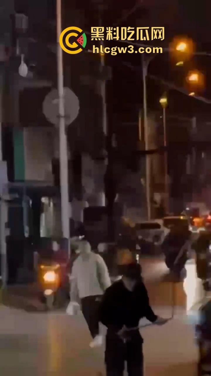 围观骚鸡无故被砍！柳州乐群路鸡婆被调戏 竟拿关刀砍死看热闹的吃瓜学生 ！死的好冤！-12