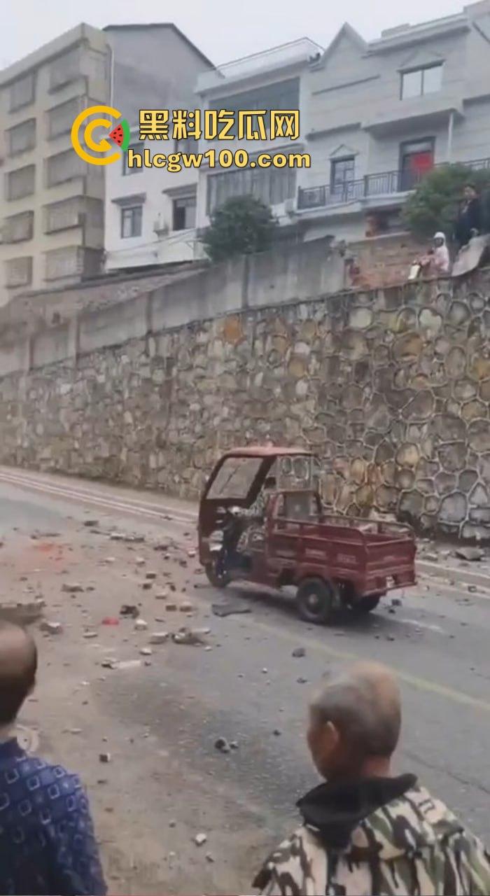 女司机漂移撞墙全程高能，开车像玩QQ飞车，氮气加速弹射起步，车撞成废铁人却完好无损牛逼！-2