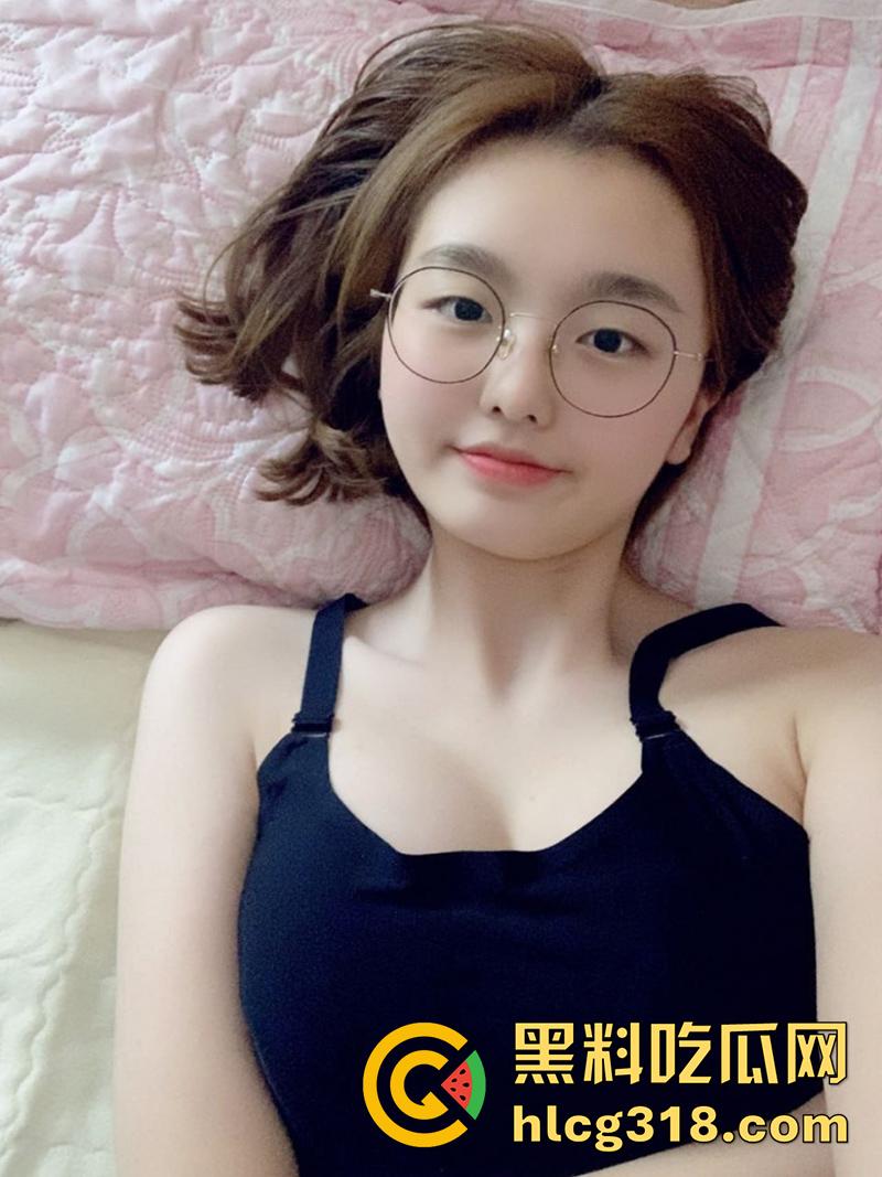 巨乳眼镜妹扣穴扣到喷尿，极品反差眼镜萝莉，身材极品美乳粉嫩，果然带眼镜的最骚 私下太反差了！-1