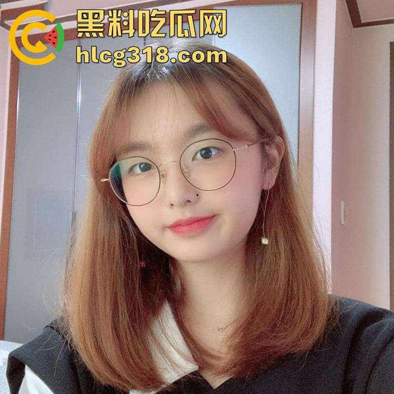 巨乳眼镜妹扣穴扣到喷尿，极品反差眼镜萝莉，身材极品美乳粉嫩，果然带眼镜的最骚 私下太反差了！-3