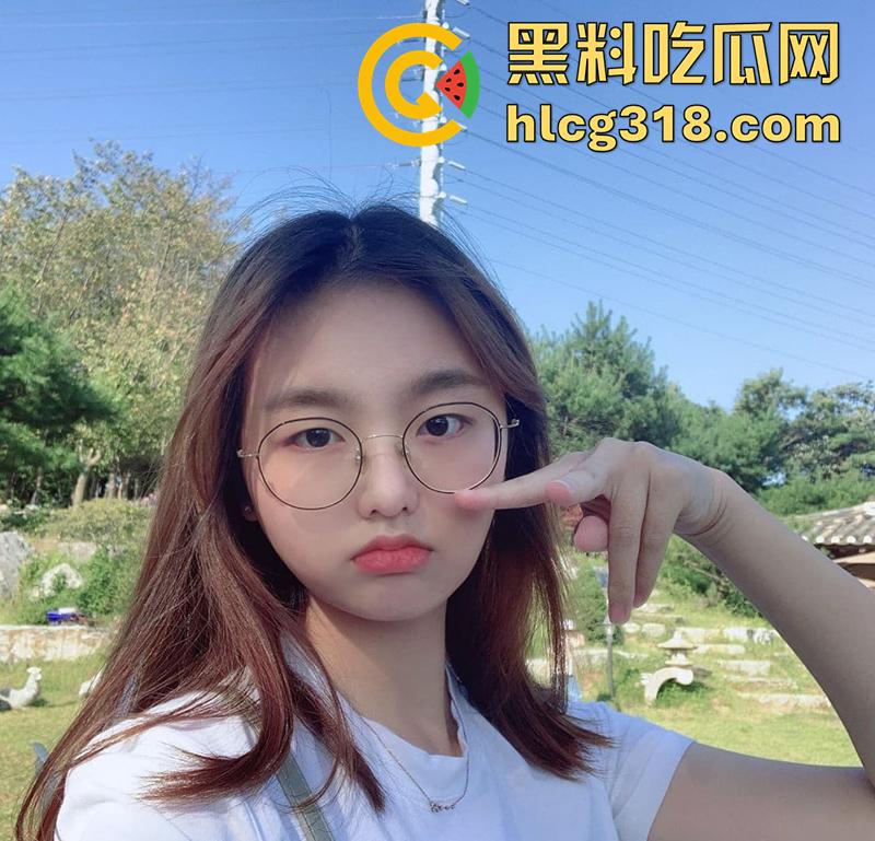 巨乳眼镜妹扣穴扣到喷尿，极品反差眼镜萝莉，身材极品美乳粉嫩，果然带眼镜的最骚 私下太反差了！-4