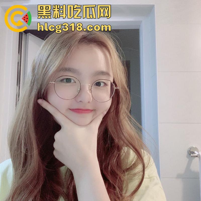 巨乳眼镜妹扣穴扣到喷尿，极品反差眼镜萝莉，身材极品美乳粉嫩，果然带眼镜的最骚 私下太反差了！-5