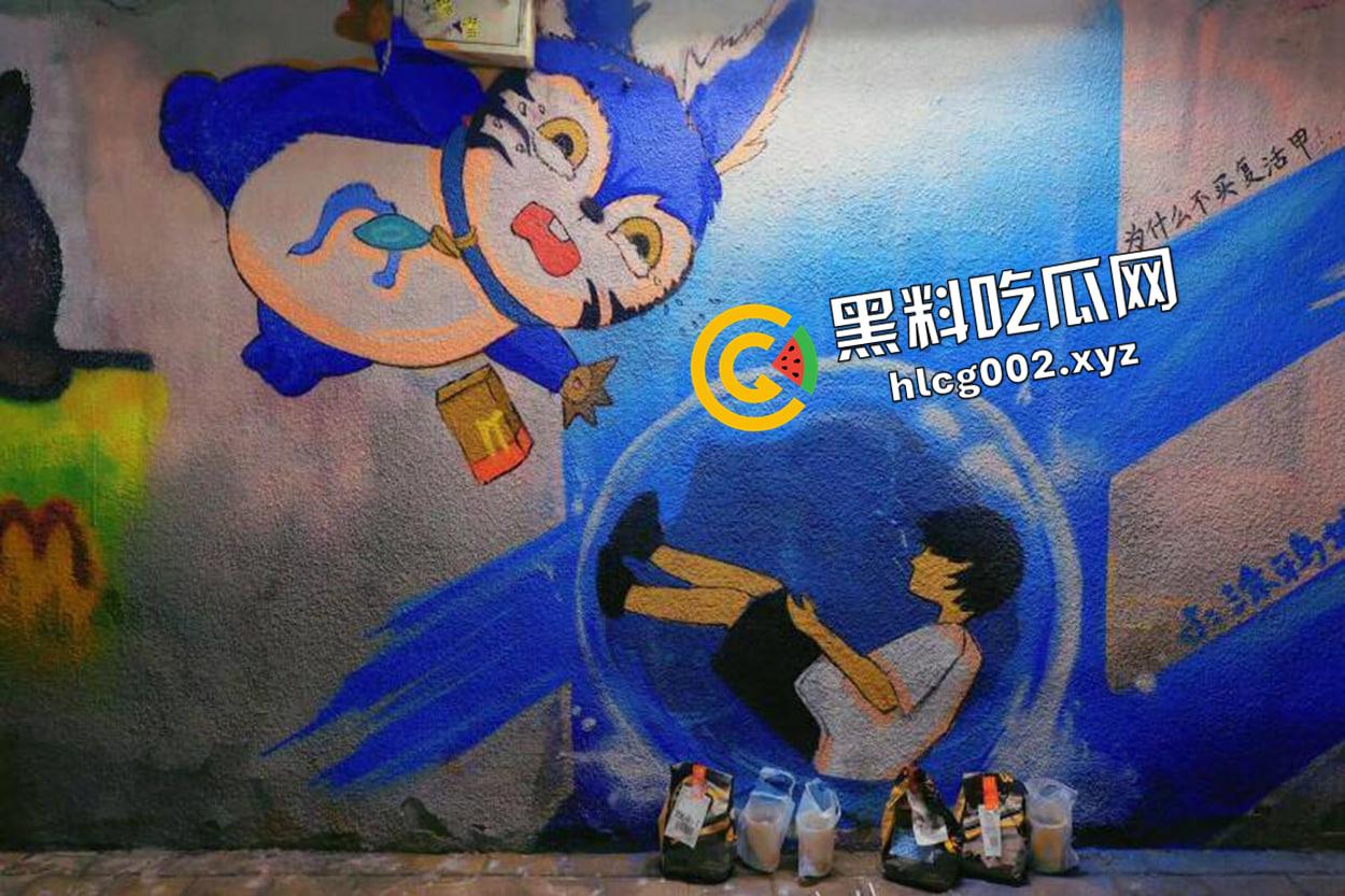 人神共愤！黄毛精神小伙偷吃胖猫贡品 微信群破口大骂毫无下限 现场视频-1