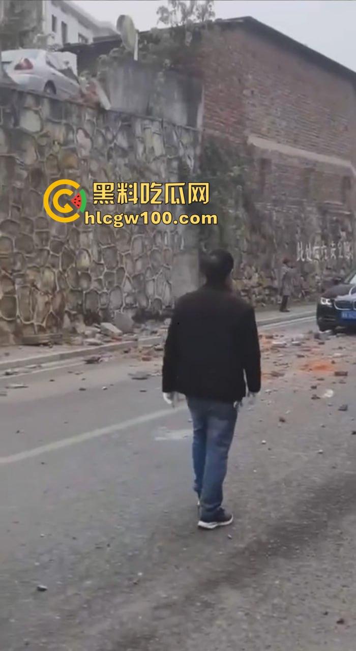 女司机漂移撞墙全程高能，开车像玩QQ飞车，氮气加速弹射起步，车撞成废铁人却完好无损牛逼！-10