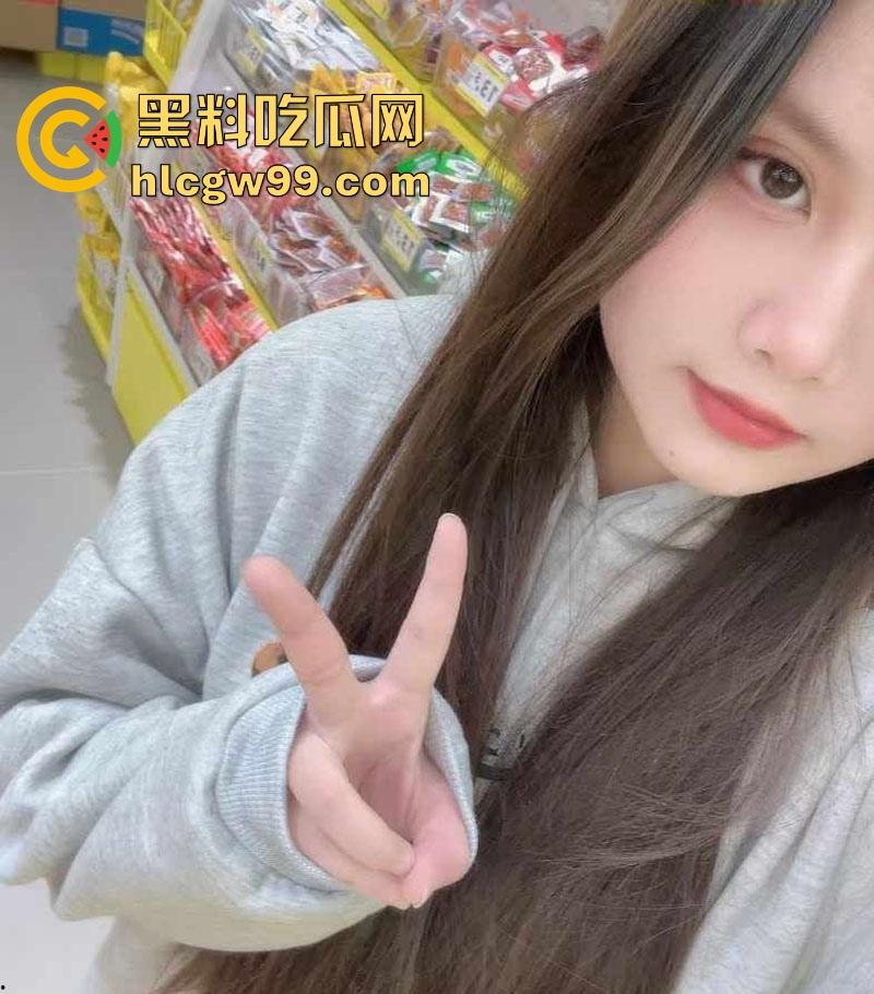 四川【胡冰冰】谈恋爱期间开双号发裸照抠逼裸聊来骗钱，七百块浪费个炮架子，多操几遍再走啊，就当吃了快餐不亏！-14