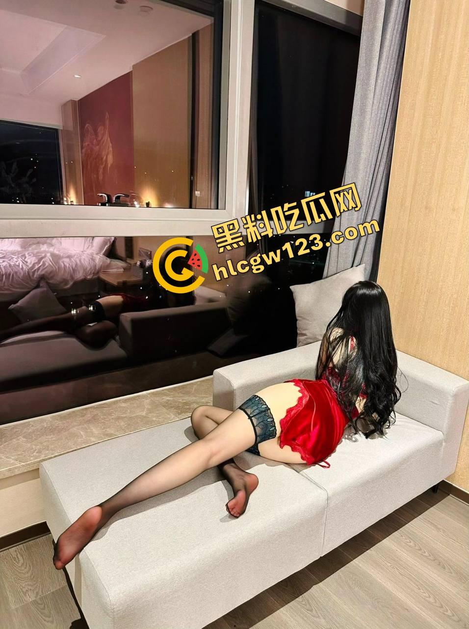 瓜友群里分享这丝袜这腿这骚劲儿，这少妇你能忍住不撸？群友们别光装哑巴忙着动手，是不是不行了？-3