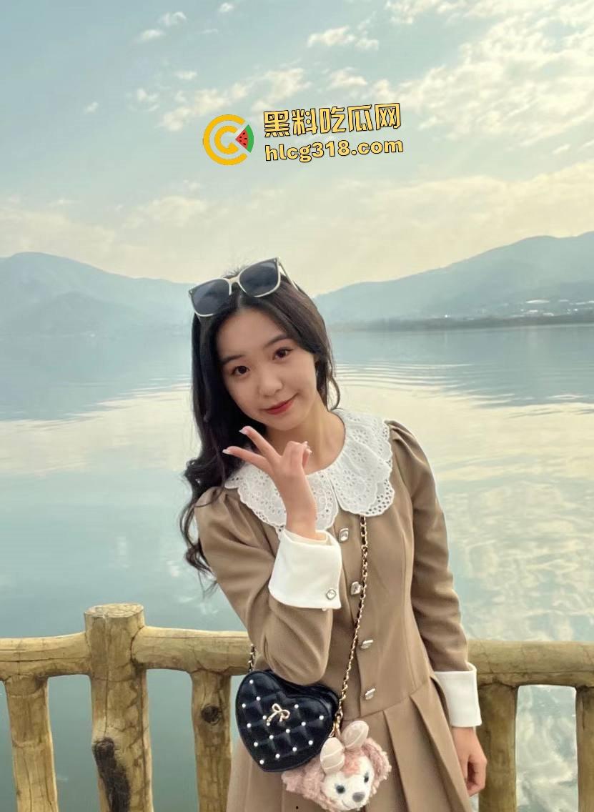 清纯女大【王利华】极度反差拜金，课余时间经常约炮金主找3P，车震毒龙把车子搞到异响！-1