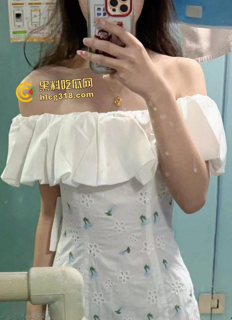 清纯女大【王利华】极度反差拜金，课余时间经常约炮金主找3P，车震毒龙把车子搞到异响！-2