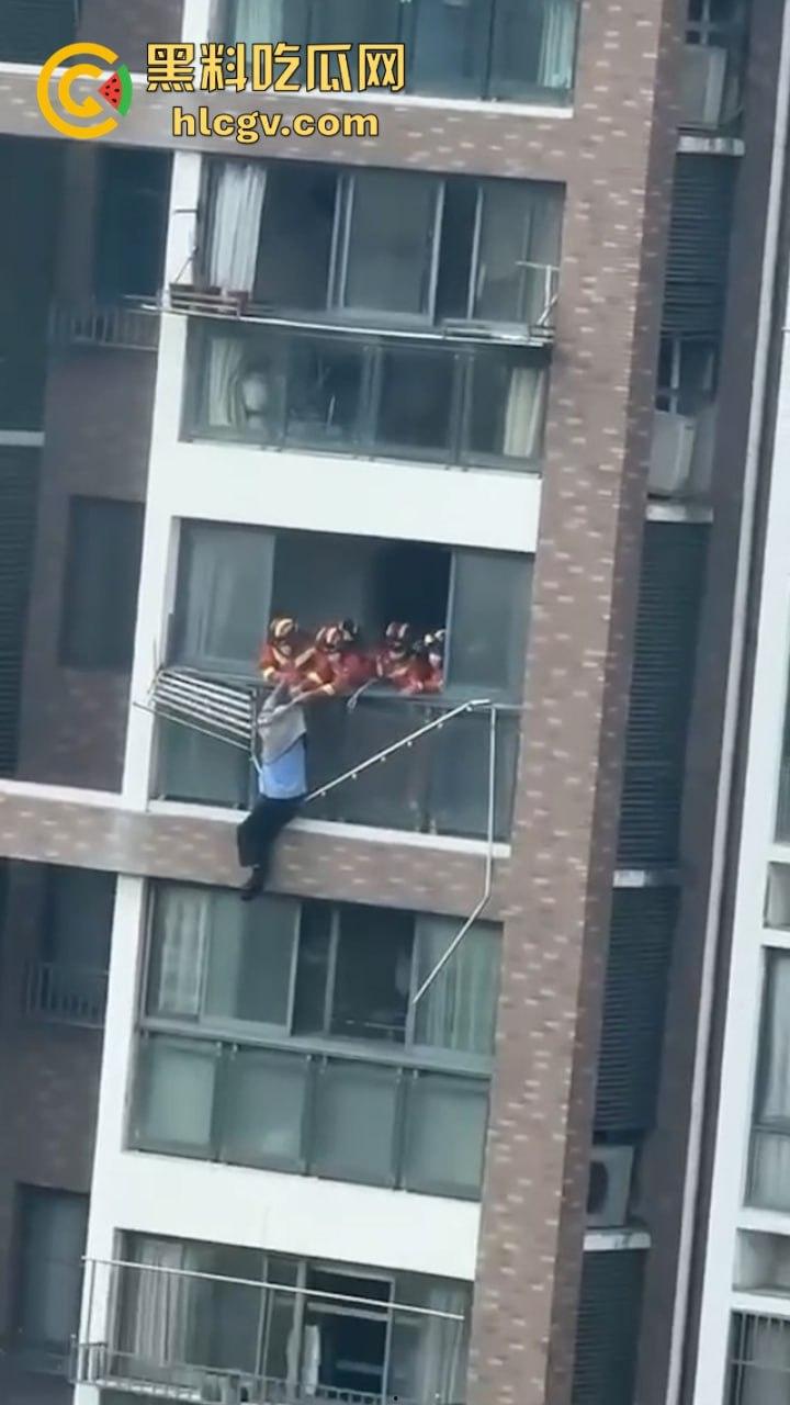 江苏大爷阳台练功不慎坠楼 挂窗户俩小时随风摇曳 视频曝光惊险瞬间-4