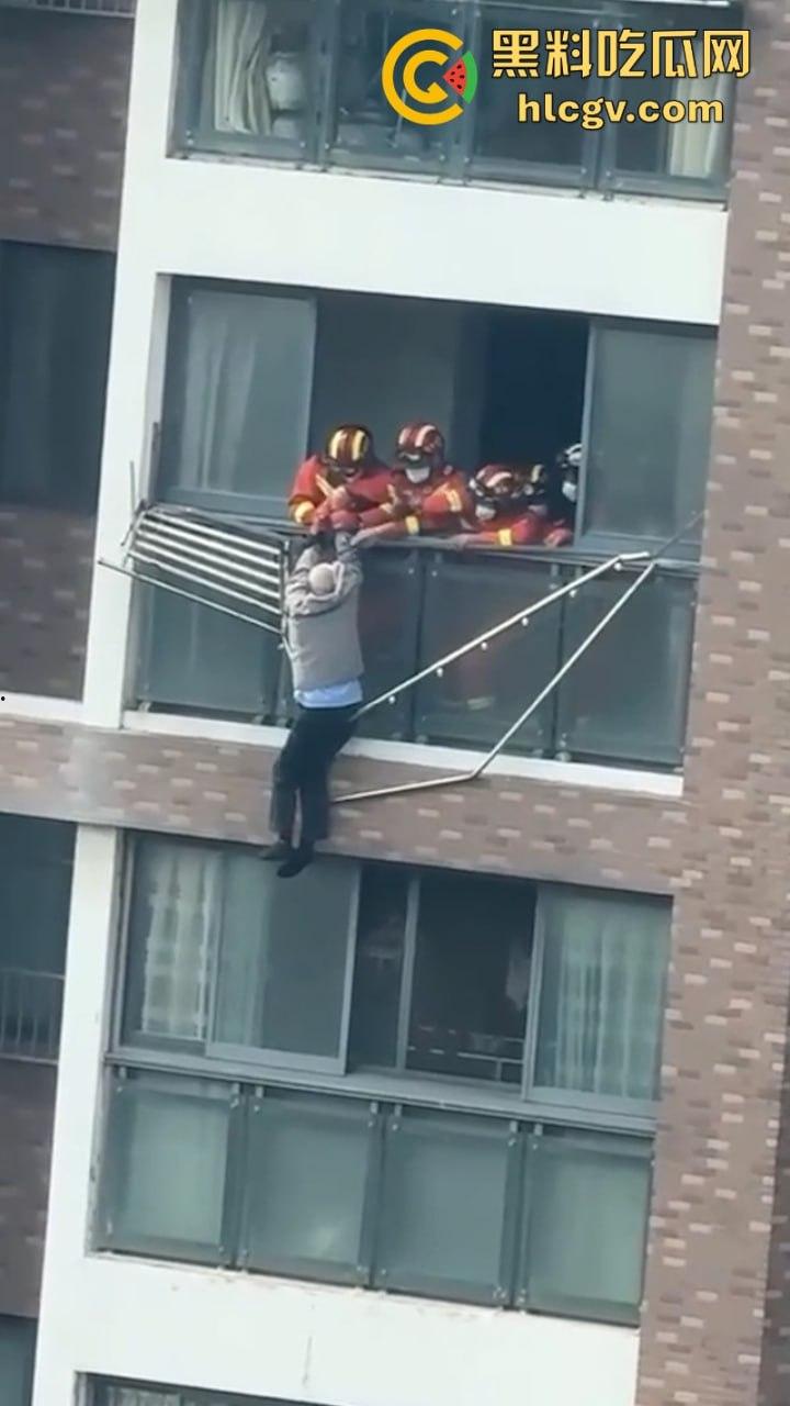 江苏大爷阳台练功不慎坠楼 挂窗户俩小时随风摇曳 视频曝光惊险瞬间-6