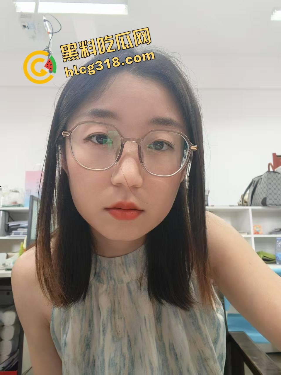 买个健身操课程回家，结果女友天天真空紧身衣扭屁股跳操开摆，小老弟看她跳一个抬头硬一次！-5