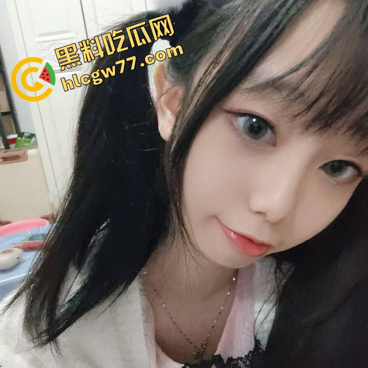 马鞍山JK眼镜妹【李蕊】平时装清纯，自己坐着骑屌骑到喷水，奶子乱颤淫相毕露，简直天生的母狗！-5