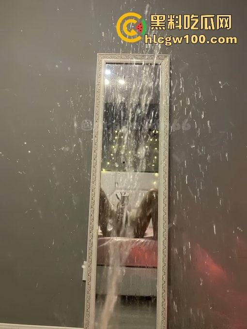 沪上母女鸡组合火爆KTV  母女联手双飞服务上线 母亲做前戏女儿做爱 女儿说不让妈妈累是最大的孝道！-5