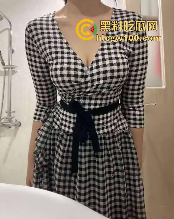 沪上母女鸡组合火爆KTV  母女联手双飞服务上线 母亲做前戏女儿做爱 女儿说不让妈妈累是最大的孝道！-6