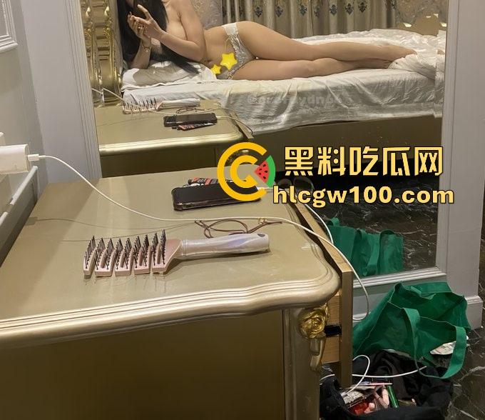 沪上母女鸡组合火爆KTV  母女联手双飞服务上线 母亲做前戏女儿做爱 女儿说不让妈妈累是最大的孝道！-19