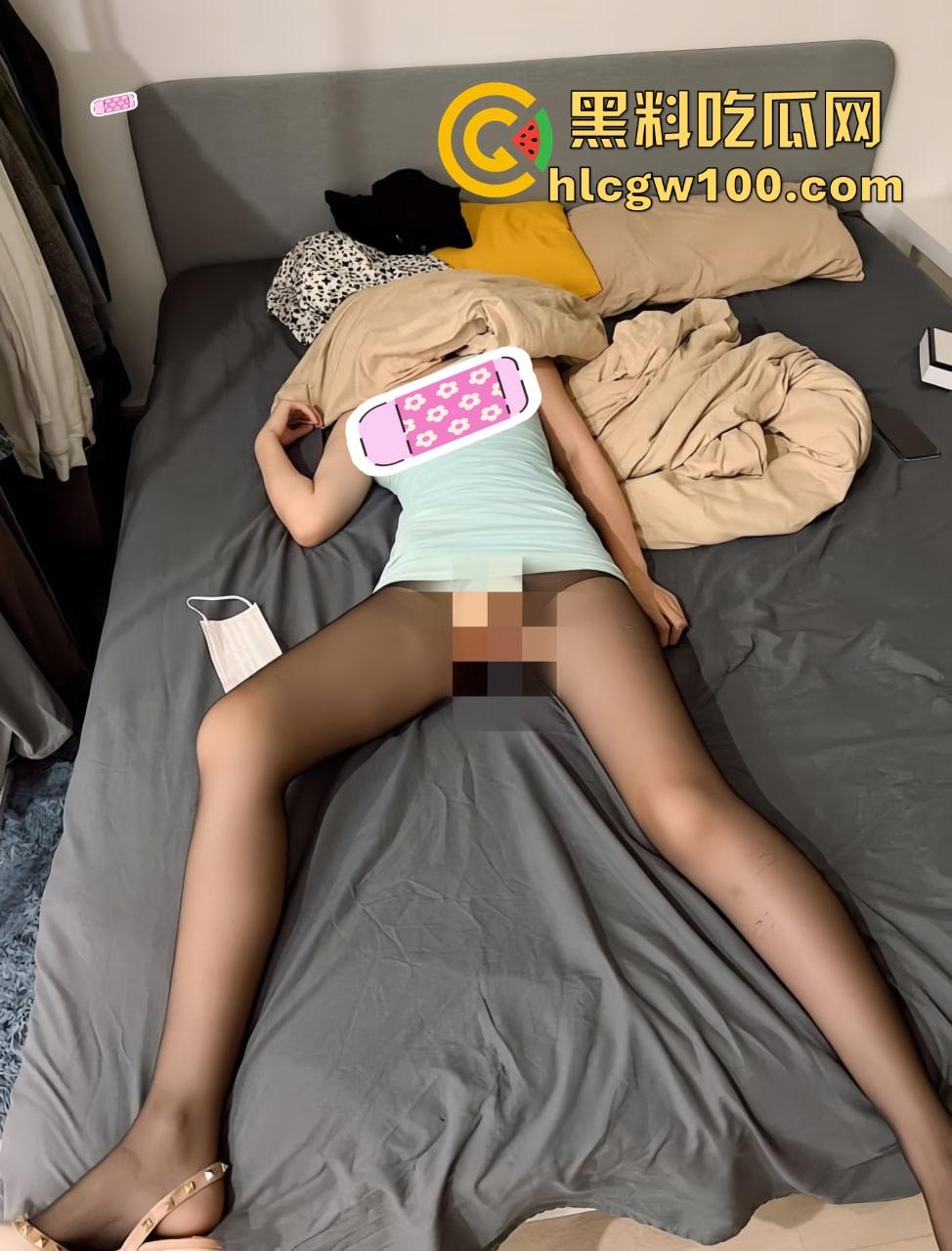 沪上母女鸡组合火爆KTV  母女联手双飞服务上线 母亲做前戏女儿做爱 女儿说不让妈妈累是最大的孝道！-25