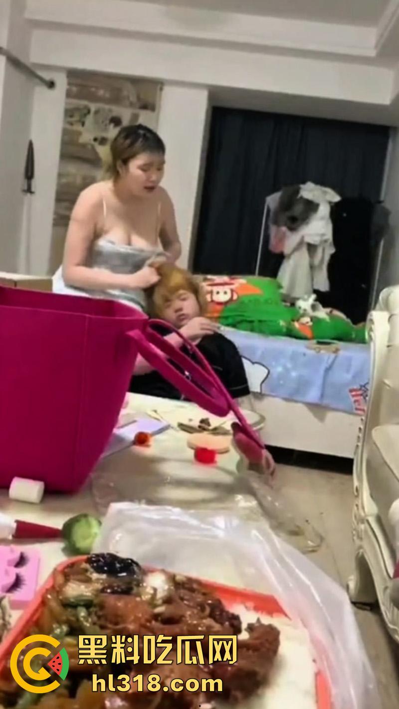 出来混总是要还的！肥猪精神小妹遭姐妹霸凌，被闺蜜们拳打脚踢，曾经霸凌别人也有被揍的时候！-6