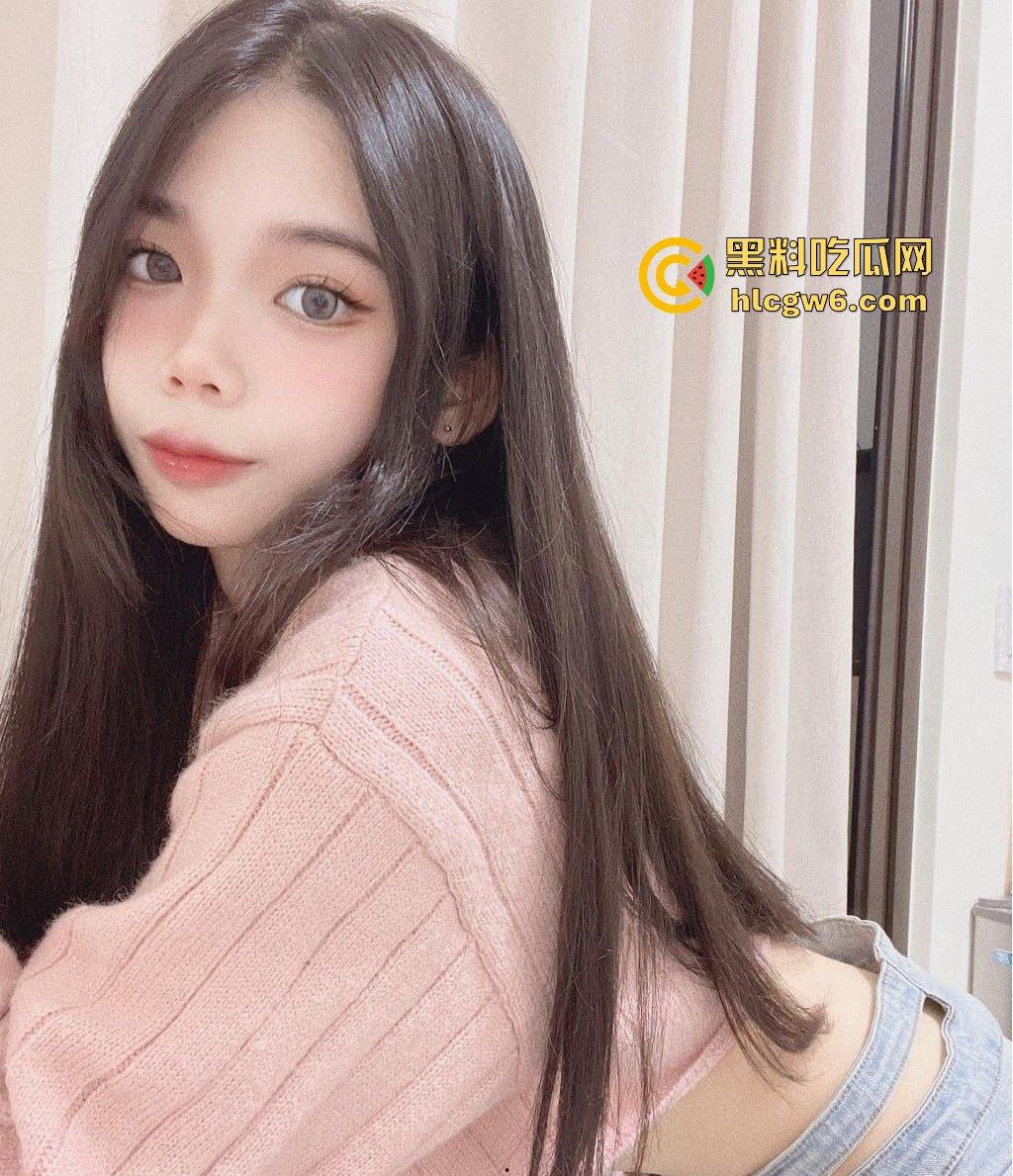 清纯反差母狗【程瑶遥】调教过程曝光！！把脚放在母狗的嘴巴里让其舔干净 满足她。-4