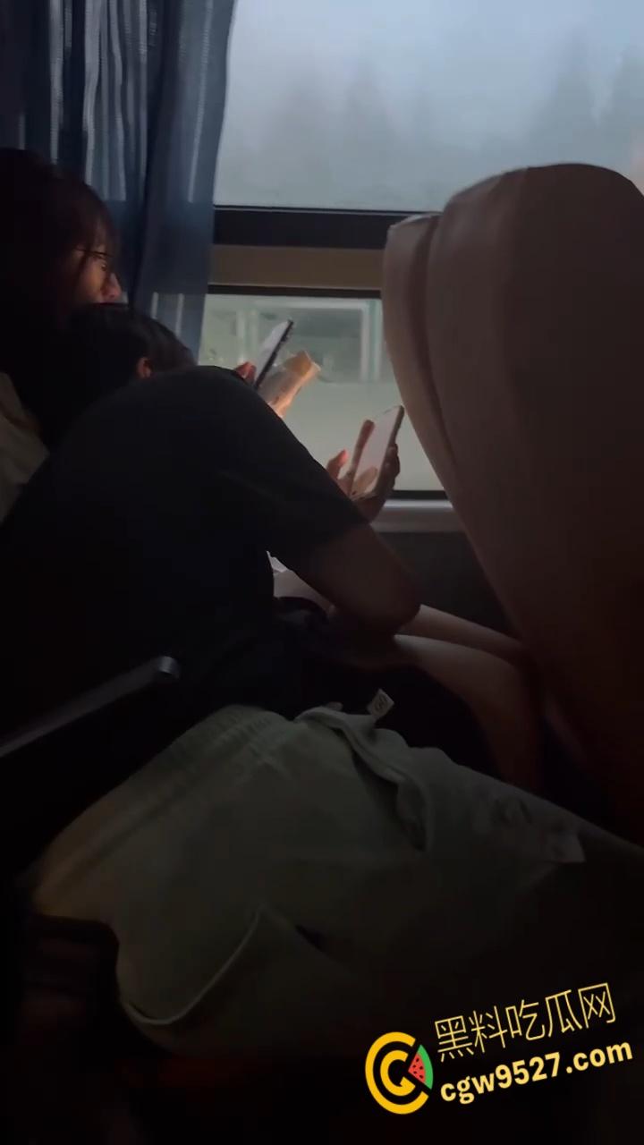 寂寞情侣公交车上也不老实，激情热吻舔奶，男友疯狂调教骚逼母狗，还没到酒店就开始躁动！-2