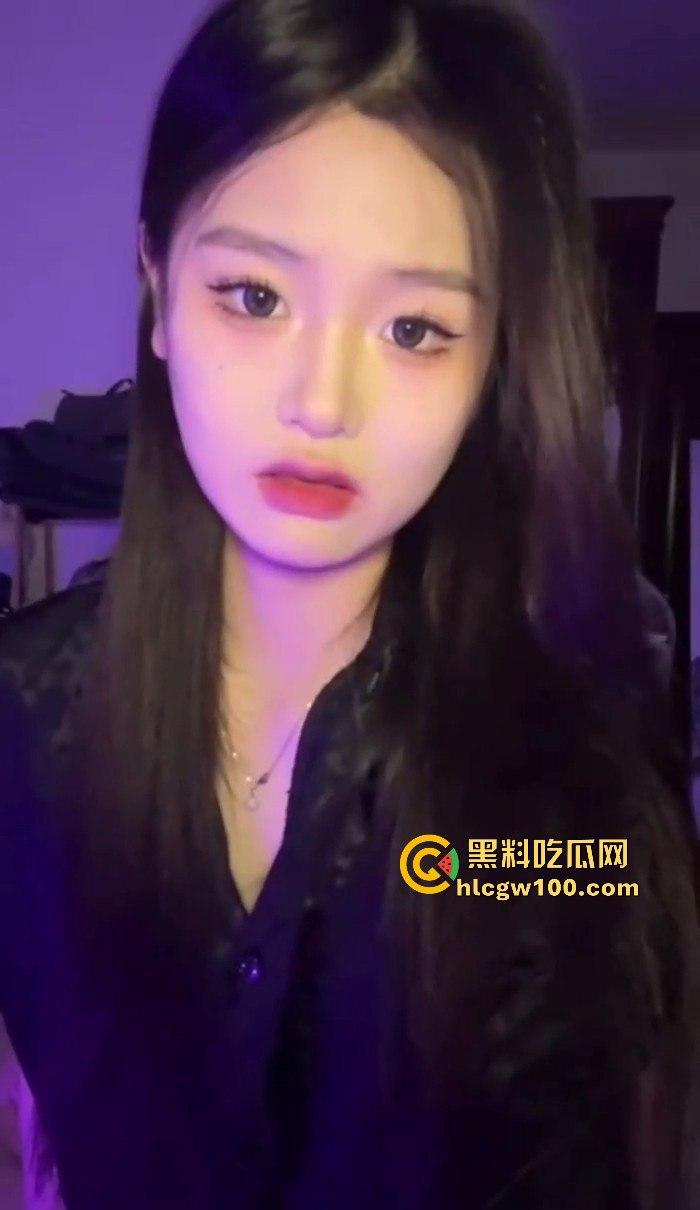 广西大学大一学妹【胡悦宁】不雅视频流出被曝光，娇嫩玉体完美呈现 圣诞母狗满足你所有性欲。-9