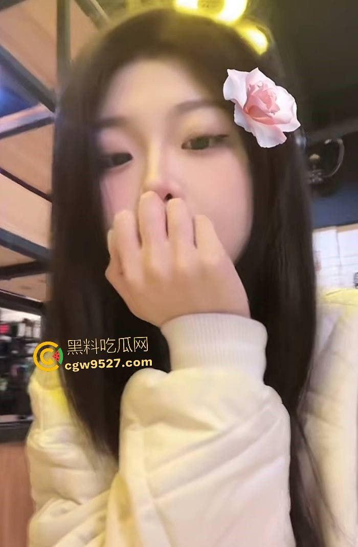 湖南花垣【杨静静】自拍喷水！刚毕业大学生被男友手插潮吹，骑乘鸡巴说是自己骑单车练的！-2