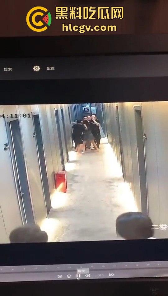 瓜友监控投稿：酒店内男子犯贱挑衅，一打四差点上演血案，好老婆及时拦下化解危机！-1