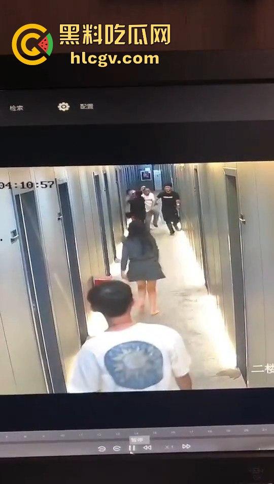 瓜友监控投稿：酒店内男子犯贱挑衅，一打四差点上演血案，好老婆及时拦下化解危机！-10