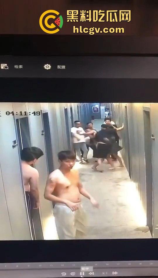 瓜友监控投稿：酒店内男子犯贱挑衅，一打四差点上演血案，好老婆及时拦下化解危机！-11