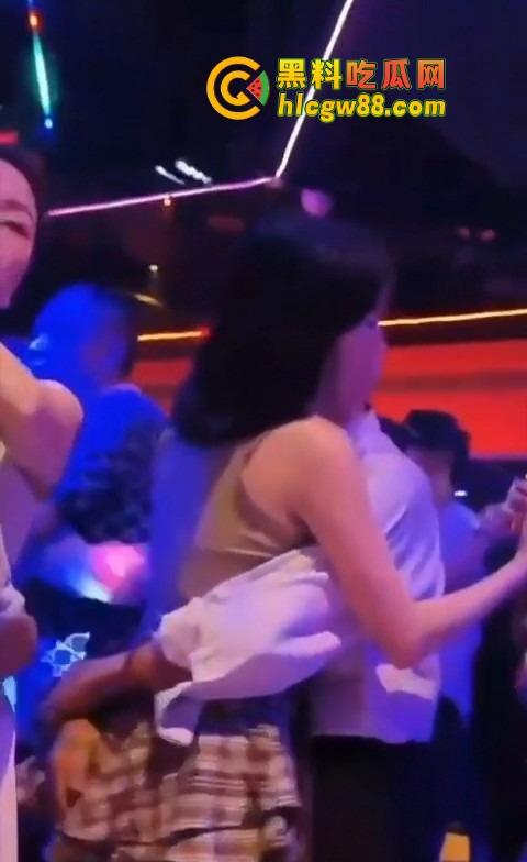 你大爷还是你大爷,退休不跳广场舞,直接拿退休金冲妹子,享受生活才是硬道理!-3