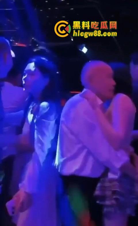 你大爷还是你大爷,退休不跳广场舞,直接拿退休金冲妹子,享受生活才是硬道理!-9