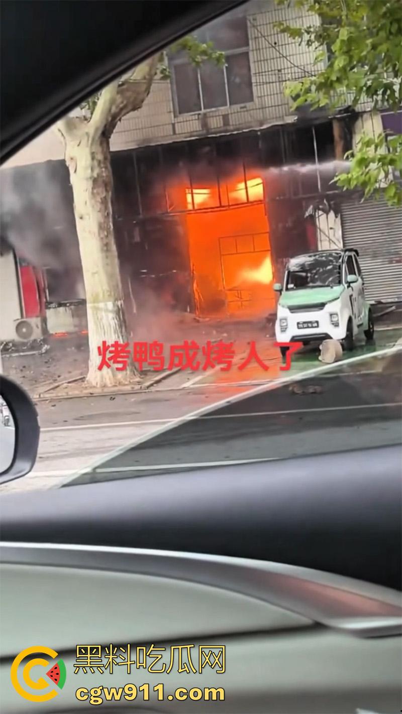 河北保定满城区玉川路，赵记果木烤鸭王突发火灾，看来店里是真材实料，的确是烤制出来的啊！-2