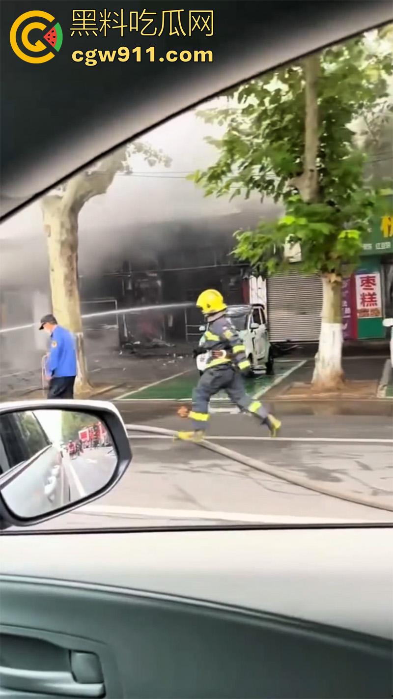 河北保定满城区玉川路，赵记果木烤鸭王突发火灾，看来店里是真材实料，的确是烤制出来的啊！-7