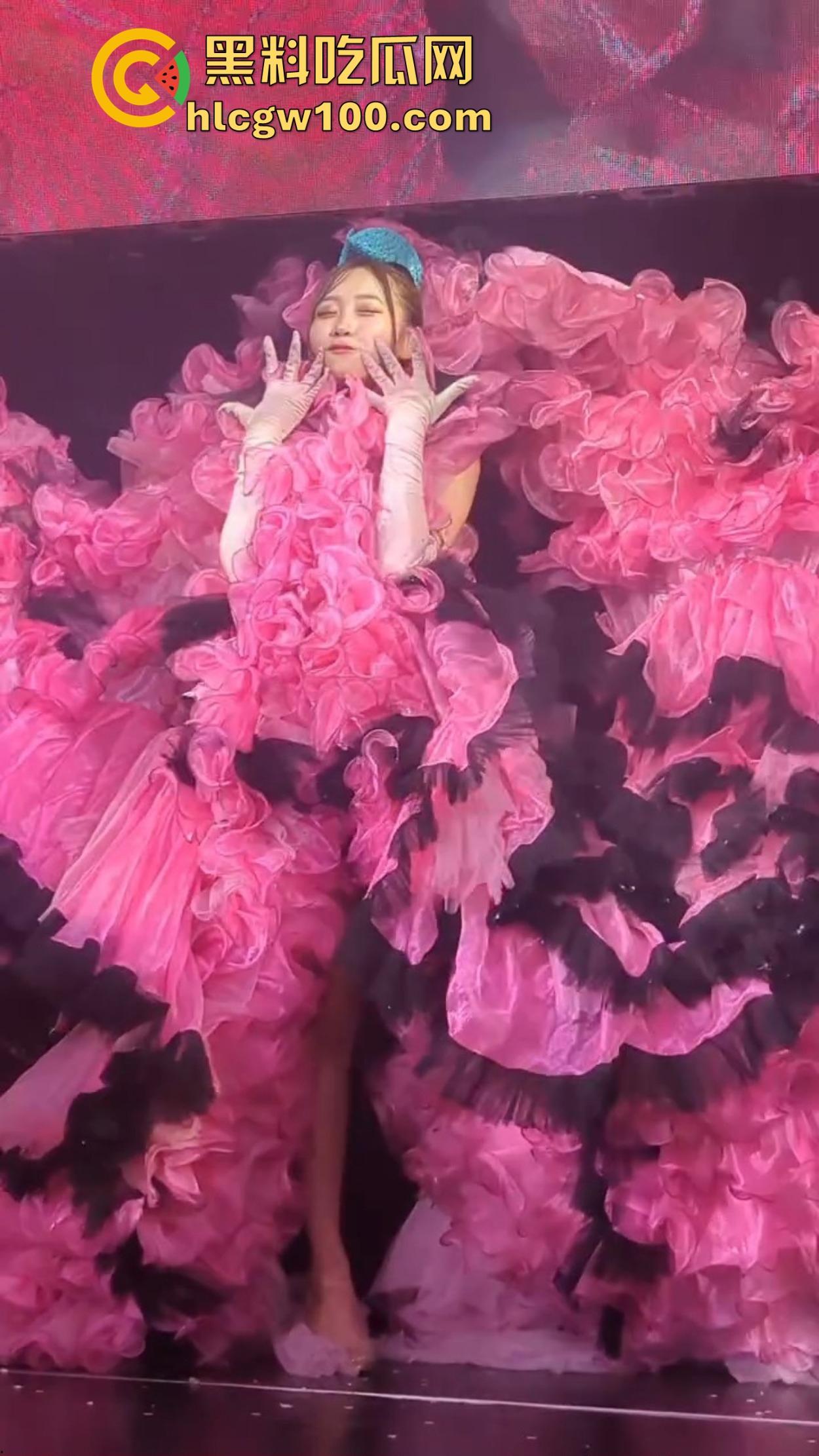 日本演唱会卷的不行，女团妹子丁字裤全裸大尺度登场，连胸贴都不戴，宅男看完直接缴械修行破防了！-1