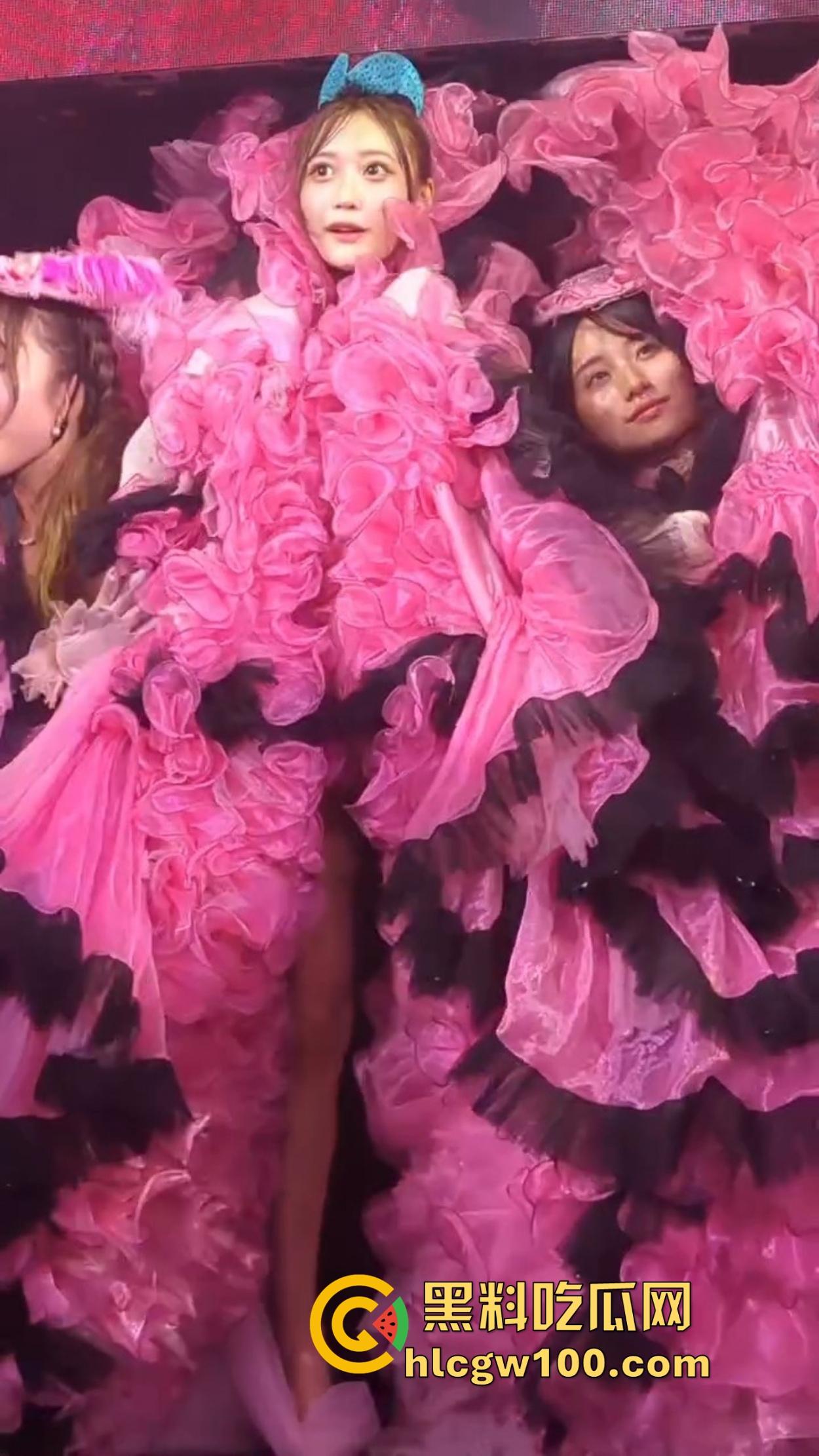 日本演唱会卷的不行，女团妹子丁字裤全裸大尺度登场，连胸贴都不戴，宅男看完直接缴械修行破防了！-3