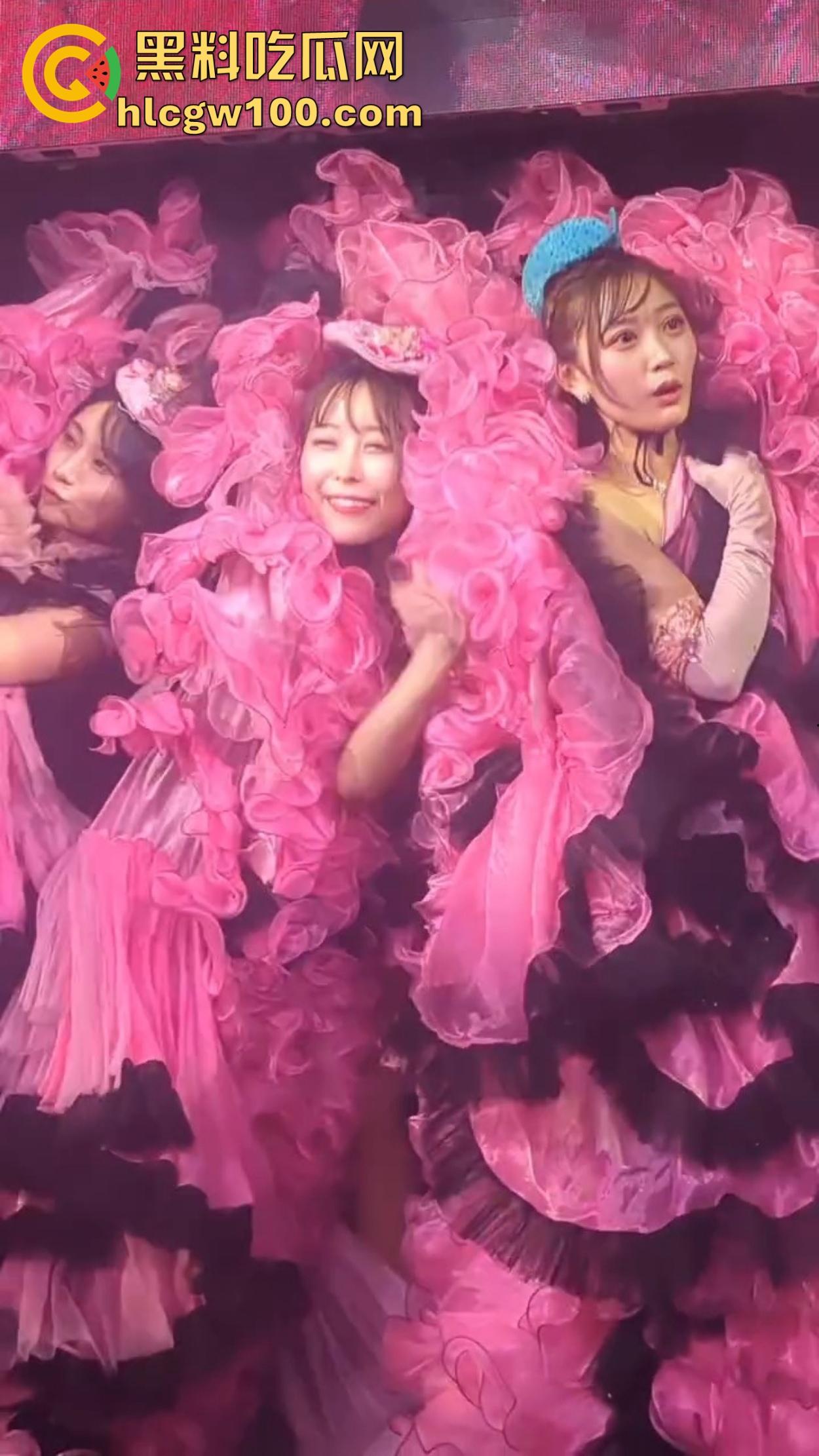日本演唱会卷的不行，女团妹子丁字裤全裸大尺度登场，连胸贴都不戴，宅男看完直接缴械修行破防了！-7