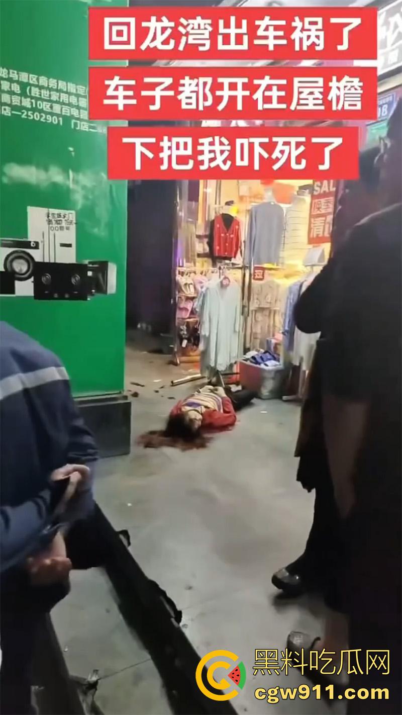 四川泸州龙马潭区，发生严重交通事故，小型汽车通过路口后加速撞向人行道，撞倒5名行人，导致2人当场死亡。-5