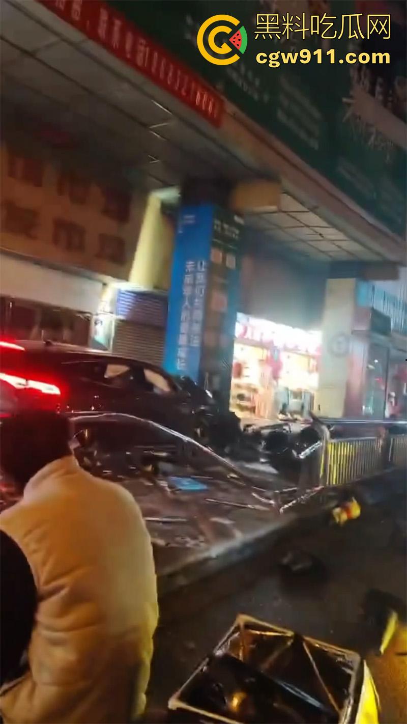 四川泸州龙马潭区，发生严重交通事故，小型汽车通过路口后加速撞向人行道，撞倒5名行人，导致2人当场死亡。-6