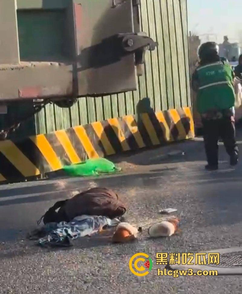武汉一妹子骑车玩手机闯红灯惨遭大车碾压 直接腿被撞没上演“下半身失踪”  现已确认死亡！-8