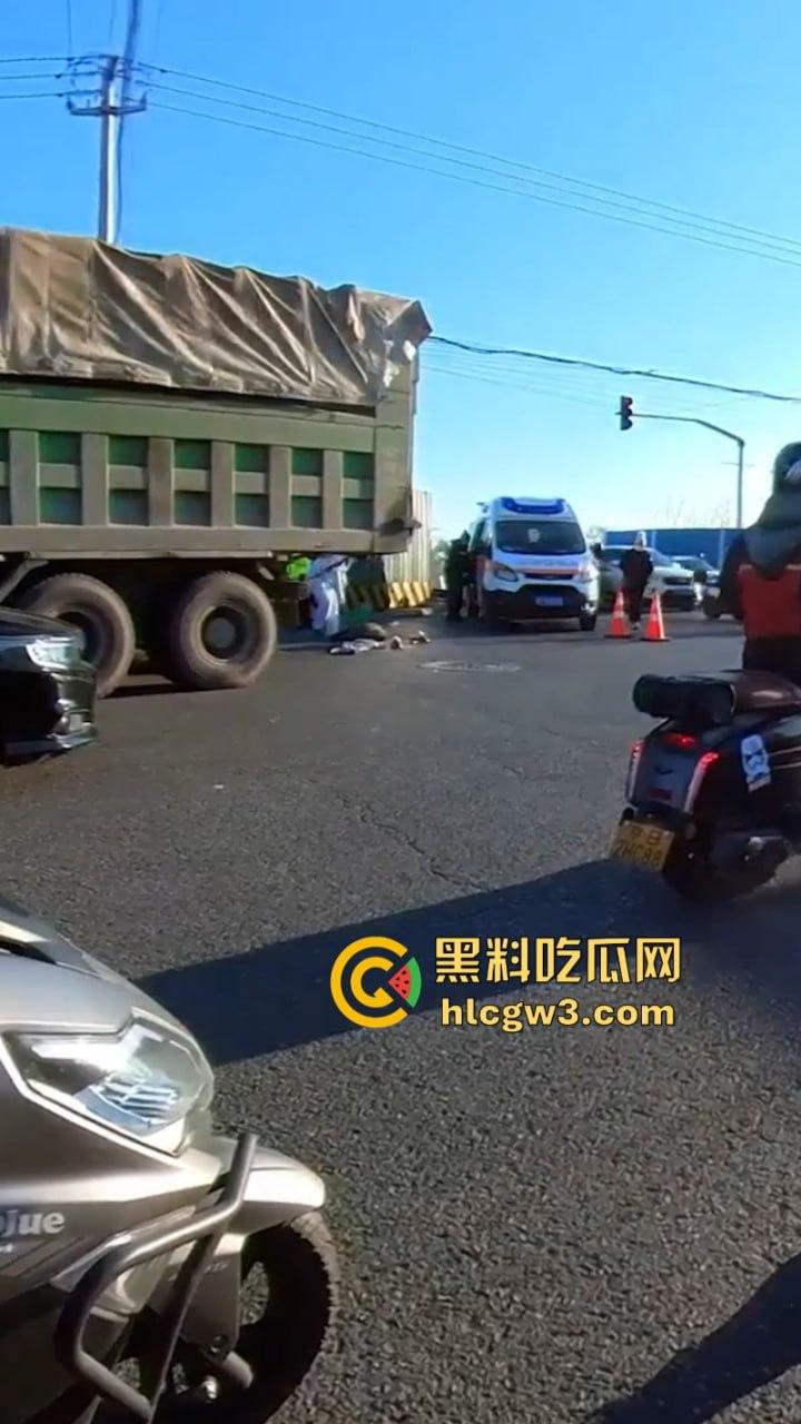 武汉一妹子骑车玩手机闯红灯惨遭大车碾压 直接腿被撞没上演“下半身失踪”  现已确认死亡！-9